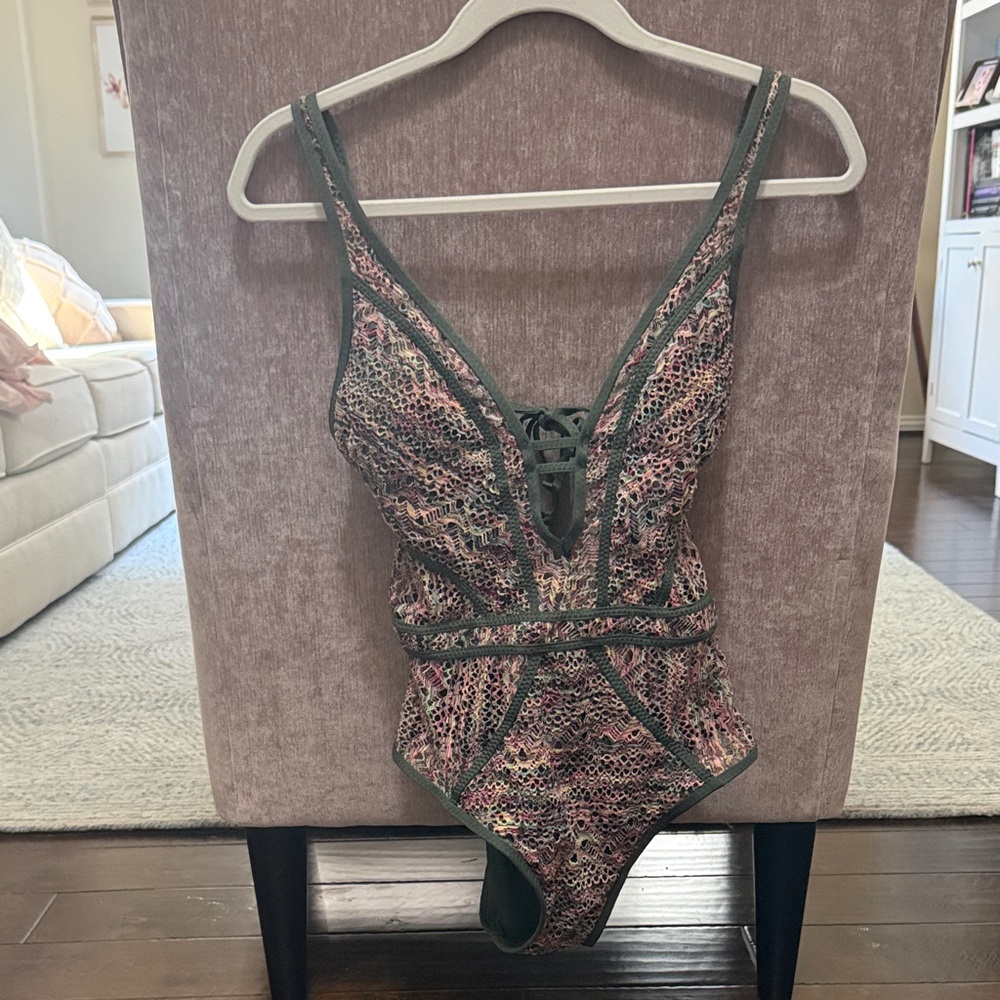 NWOT BECCA One-Piece Swimsuit in Olive Green Multicolor Size Medium